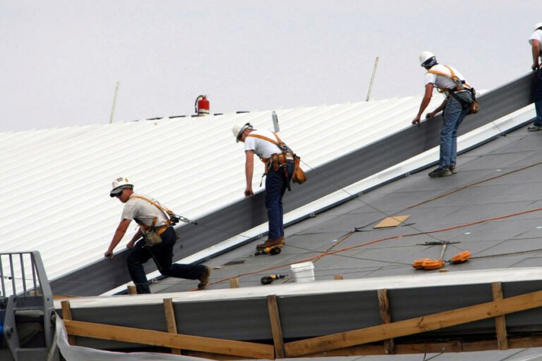 What to Expect from a Roofing Company in Chicago During Roof Replacement