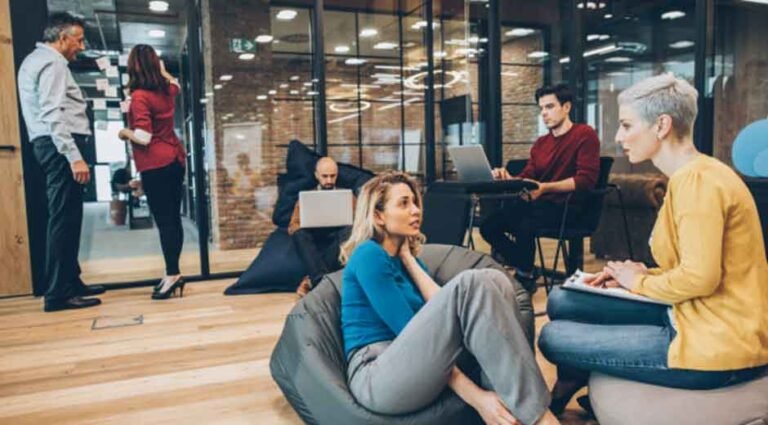 The-Role-of-Technology-in-Enhancing-the-Coworking-Experience